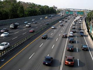 塞塞塞 國道五號南港至石碇段車速40公里