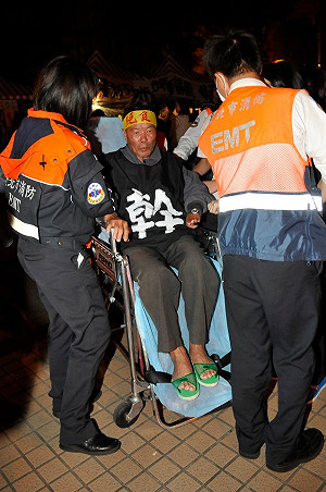 關廠工人絕食第6天  晚間第2人送醫