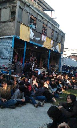 當警察躲在一角 王家強拆現場