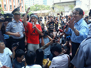 無法回應訴求  大埔民眾嗆：李鴻源下來