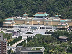 拍賣官參觀庫房？  故宮：她是林百里特助