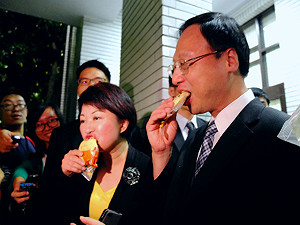 對架上食品有信心  江宜樺吃太陽餅掛保證