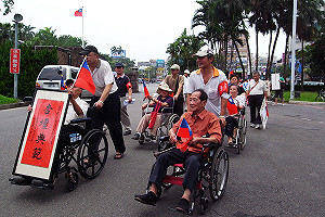 占校地台大部分緩訴  居民贈匾致謝
