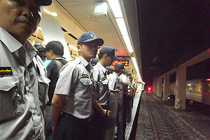 勞團調虎離山成功  佔台鐵月台揚言臥軌