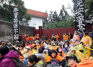 收費員佔據總統官邸門口 遭警強制驅離