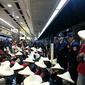 關廠工人臥軌行動告段落 8人被捕