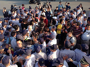 國慶日一早  學生與警方一度爆肢體衝突