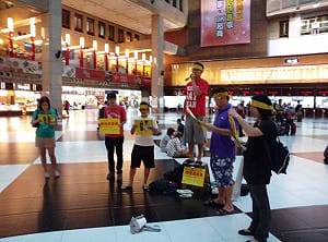 不讓衝突模糊議題  學生搬「肥皂箱」講華光