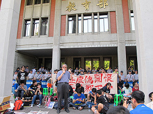 北市府態度：學生不進教部主建築不予驅離