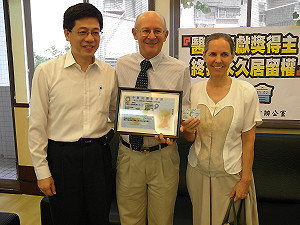 愛台灣不分國界  美醫師獲永久居留權