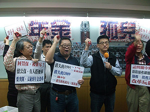 私校教師要年金  射紅筆揚言再抗爭