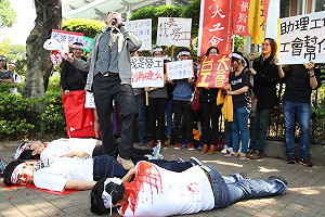 赴教育部抗議  研究生助理演行動劇反血汗