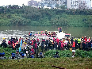 復航客機墜河  已知12死16傷