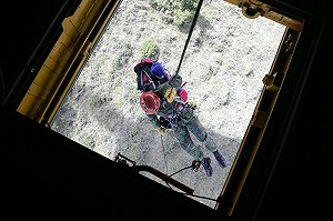 尋獲AT-3兩位飛官遺體 國軍趕颱風前送下山