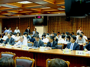 誰決定飛機換跑道？軍方與民航局各說各話