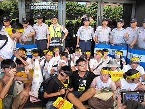 快訊/ 華光遊行轉向  突襲佔領法務部！