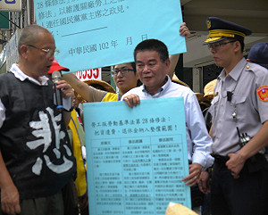 要求表態   關廠工人馬競選總部前陳情