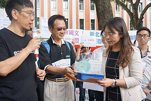 教團獻白老鼠賀新教長 籲廢志願序扣分