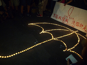 反課綱燭光圍傘祈福 10點封麥過夜抗爭