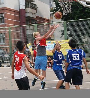 「萬人鬥牛 台灣100」 海內外青年鬥陣尬球