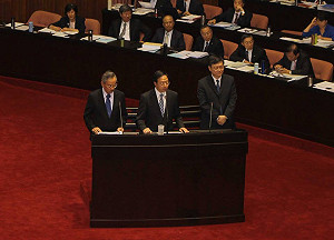 江揆鞠躬道歉 批地方沒認真看待餿油案