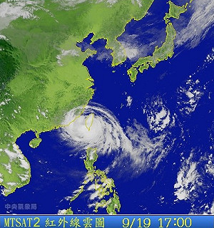 颱風減弱估16時出海 宜蘭外海地震