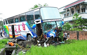 宜蘭遊覽車事故 駕駛9件違規