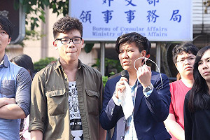 抗議亞投行  學生肋骨裂開控警察過肩摔