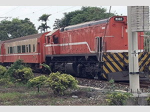 台鐵也出包  電車線斷落5點半才能搶通