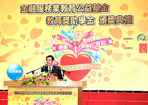 回憶當年留學貧困  馬盼金融界協助學生