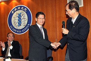 獲國際肯定  翁啟惠奪沃爾夫化學獎