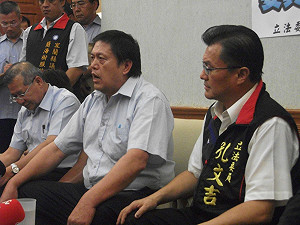 台漁船船長輪機長失蹤  家屬淚訴求真相