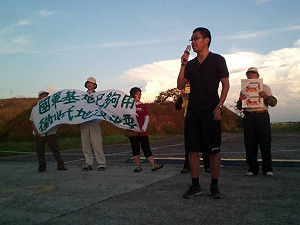 月兔旁發傳單 反迫遷聯盟抗議航空城