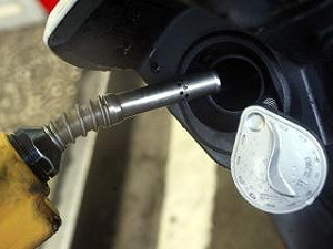 年終獻禮？ 中油明漲油價0.1元