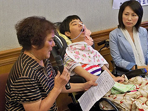 政府欲提升外勞福利 失能家庭泣無配套