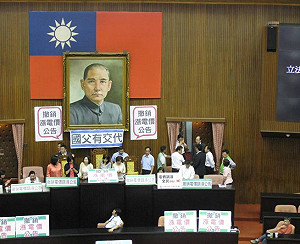 訂便當 買睡袋 民進黨團防夜襲