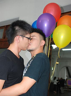 顛覆「家」的概念  民團首推伴侶法