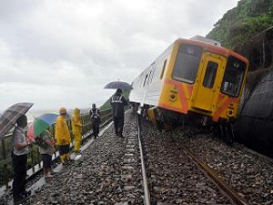 台鐵列車台東出軌 午夜可搶通