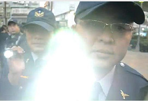 員警閃光照媒體  王卓鈞坦承不當