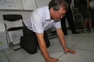 強冠老董下跪道歉  重申對購費劣油毫不知情