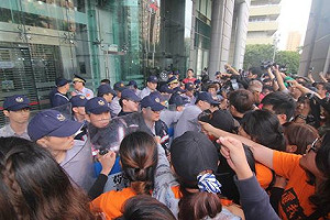 快訊/收費員和警爆嚴重衝突  多人流血掛彩