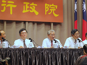 補助2G升4G 張善政：盼用戶體驗智慧型手機