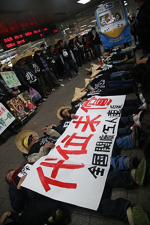 快訊/ 模擬臥軌  工人占領北車轉乘出口