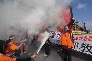 收費員再赴國民黨黨部 「滅火」抗議