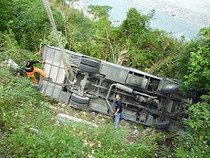 韓團翻覆駕駛竟無照 15人送醫後無大礙