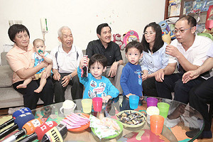 訪育嬰停職津貼家庭 馬稱讚可讓母親安心養育