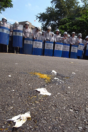 勞團蛋洗政院：鮭魚沒來，鱷魚先來