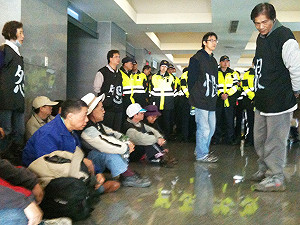 關廠工人靜坐  陳冲進場走後門