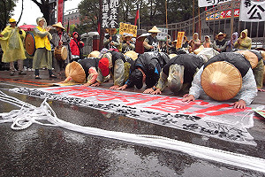 再編2千萬告勞工  勞團立院下跪籲刪預算