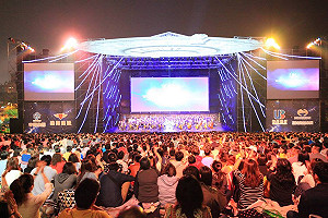 飛碟降臨高雄草地音樂會 觀眾臨場震撼